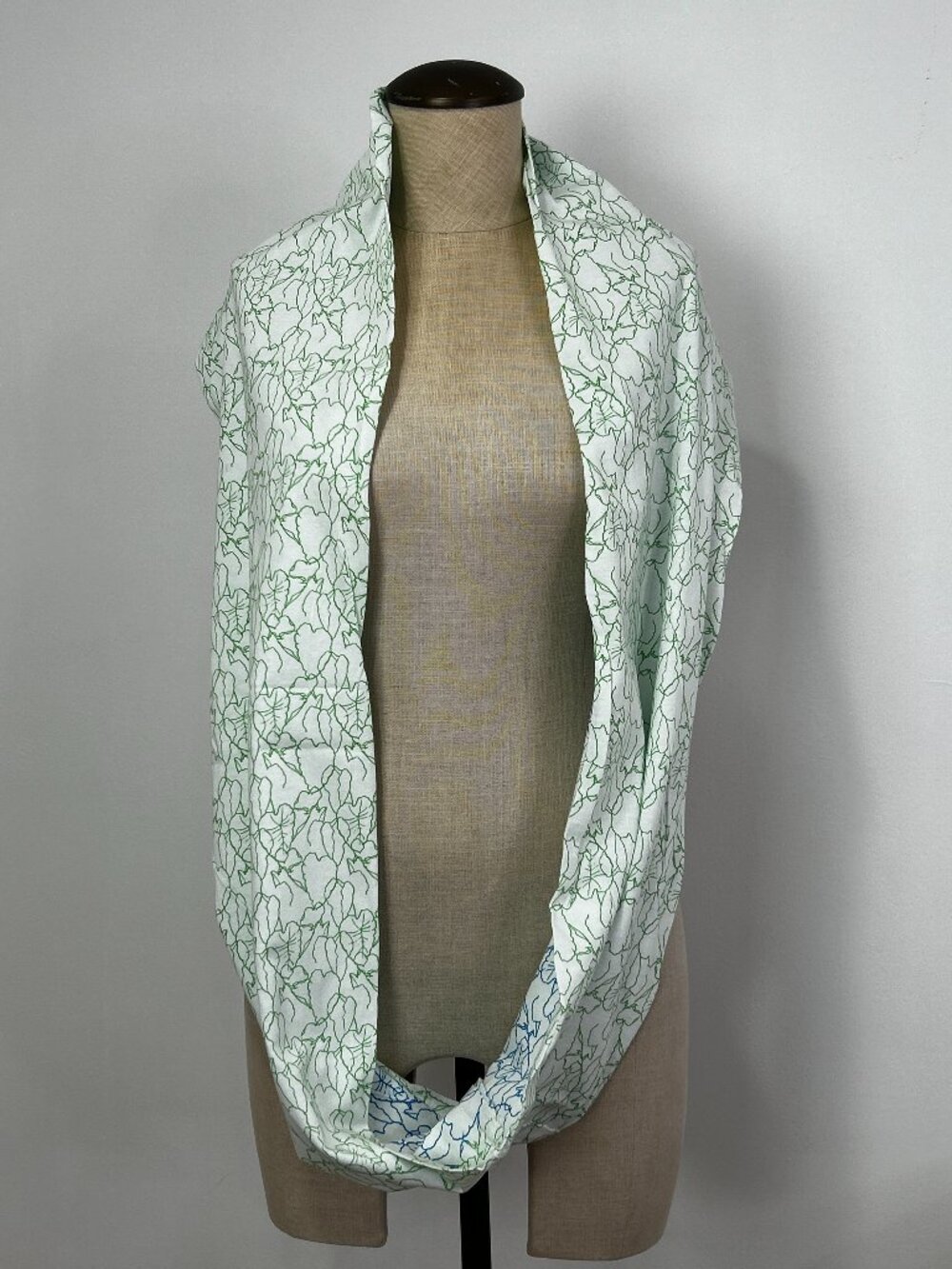 Norwex Infinity Travel Scarf with Hidden Zipper Pocket 100% Cotton Green Blue